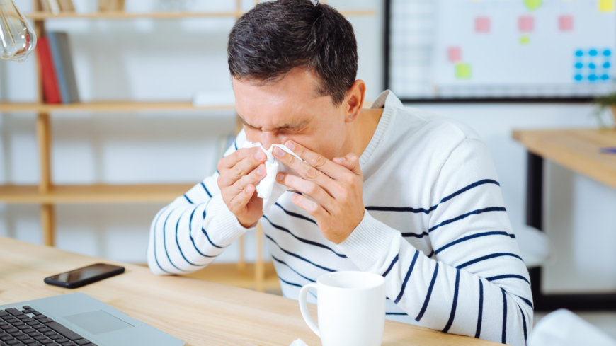 Enligt apotekare Maria Calles är de vanligaste orsakerna till att vardagen inte riktigt fungerar att man känner sig trött, ögonen kliar och att näsan rinner.  Foto: Shutterstock